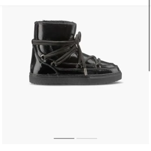 Inuikii skor - Säljer dessa så fina, populära och varma vinterskor ifrån inuikii! Köptes förra året för ca 3000kr. Sparsamt använda och i bra skick! Praktiska men samtidigt snygga och går att använda till allt!!💕💕