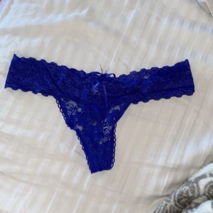 Blåa spets stringtrosor  - Jättesnygga stringtrosor som är helt oanvända. Är i storlek XXS/XS. Fick den på min födelsedag men tyvärr är det inte min storlek. Köparen står för frakten ❤️