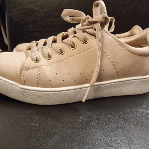 Sneakers, st 36.  - Knappt använd 