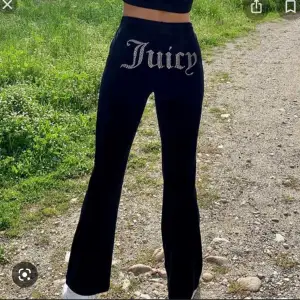 Säljer mina byxor juicy byxor då jag vill ha ett par andra. mina juicy byxor har dock blå glitter istället för silver. skriv för fler bilder eller frågor💓 nypris : 1200kr