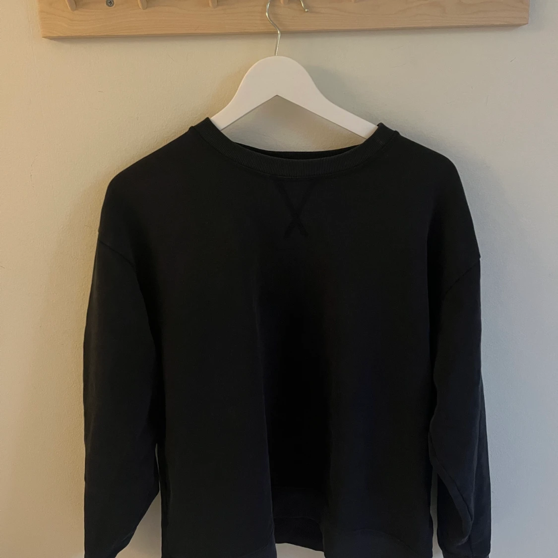 Marinblå collagetröja