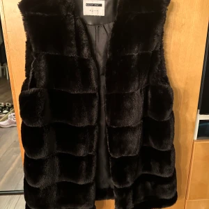 Päls väst från Vero Moda  - Skön väst storlek s, svart färg , inga fickor, använd 1 gång så inga skador finns 