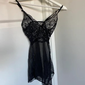 Svart Nattlinne  - Väldigt snyggt men har inte använts! ❤️‍🔥❤️‍🔥tryck inte på köp knappen