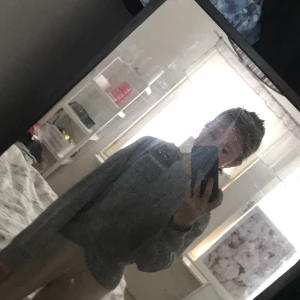 Grå hoddie i använt skick  - Jag har använd denna 3 gånger och tror att nån annan kommer få bättre användning för denna  sen måste man betala frakt utöver hur den väger 