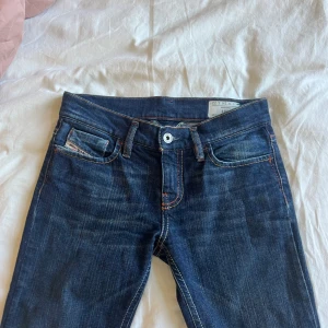 Low waist diesel jeans💘 - Säljer mina fina diesel jeans eftersom att de är försmå för mig i midjan💗 De passade i vintras och då var jag en 24-25 i midjestorlek, alltså är de väldigt stora i storlek💗Passar perfekt i längden och jag är 171💗 Skriv privat för frågor eller mer bilder💘💘