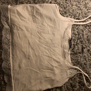 Topp - en riktigt fin topp från new yorker i strl Xs men passar S