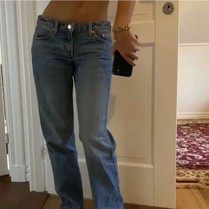 Arrow low Jeans weekday - Lågmidjade jeans från Weekday. Super fint skick💗