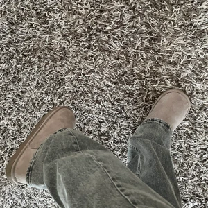 Skor - Säljer ett par uggs liknande skor från hm! Säljer för att det var en aningen för stora för mig. Använda 1 gg,  Super fin färg och varma nu till vintern. Super bra om ni vill ha ett billigare alternativ☺️ storlek 38 men skulle säga att de passar en 39 med💗