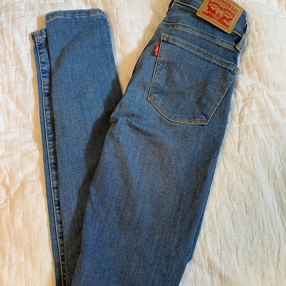 Säljer mina Levi’s skinny jeans! Bra kvalite och skick!!!. Jeans & Byxor.