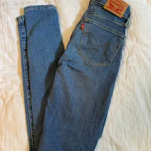 Säljer mina Levi’s skinny jeans! Bra kvalite och skick!!!