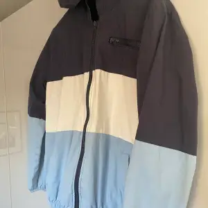Blå jacka från Urban outfitters, hittar ingen storlek men skulle säga att det är en medium✨