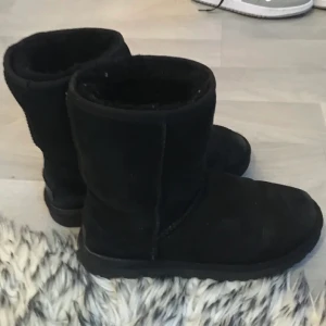 Uggs - Byter gärna mot ett par uggs som har rosett där bak spelar ingen roll vilken färg 