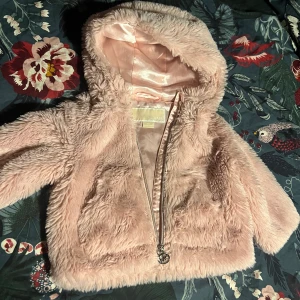 Michael kors pälsjacka baby - En äkta Michael kors pälsjacka (köpt i butik) 12månader. Vi kunder ha den från 6mån(stor då) till nästan två år. 