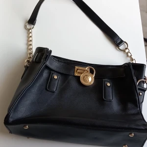 Michael kors - Väska. Vet ej om den är äkta var fått i present 