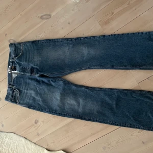 Hope Rush Denim - Hope Rush Denim   Storlek 32. Retail 1600, i superbra skick. Inga fel.  Hör av dig om du har frågor eller funderingar ☃️
