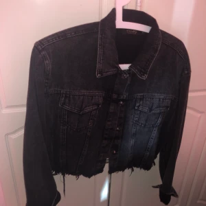Jeansjacka - Jeansjacka som är använd 3 gånger. Storlek L.  Fina detaljer på.