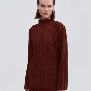 Plisserad blus - Plisserad blus med trumpetärm och låg ståkrage. Mjuk och tunn. Helt nytt och oöppnad.  