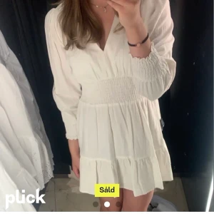 Klänning  - (Inte såld) Säljer nu min jätte fina klänning från Zara 💘 Endast använd en gång och i mycket bra skick. Bara att höra av sig vid frågor eller intresse❣️(lånade bilder) 