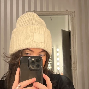 Acne Studios mössa - jag köpte denna mössa på tise i nyskick! Älskar verkligen denna! Säljer då jag behöver pengarna.