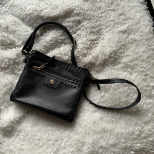 Väska - Säljer denna väska så den aldrig kommer till användning längre 