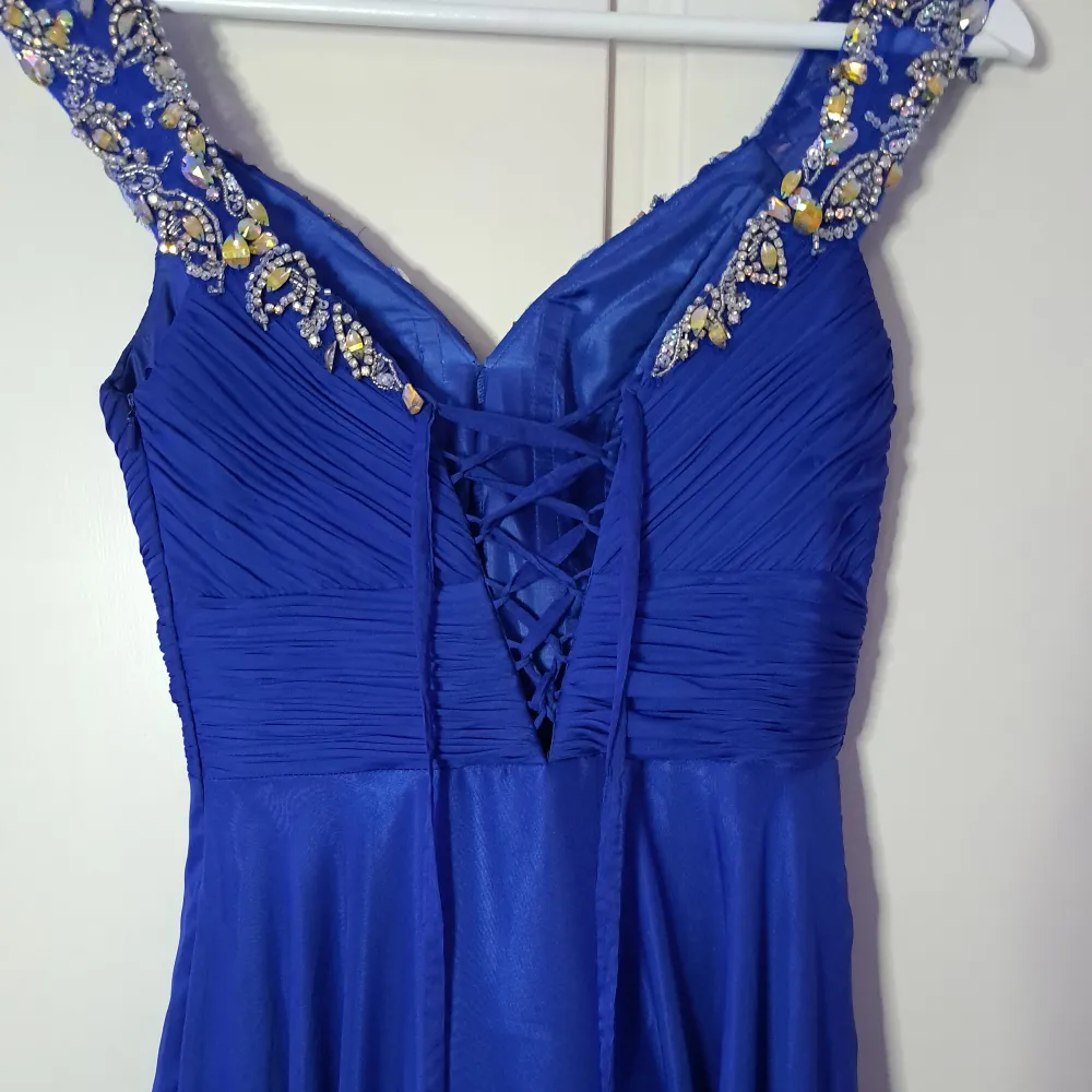Marinblå klänning från Mac Duggal Storlek 36. Klänningar.