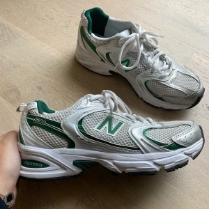 New Balance 530  - Säljer dessa jättesnygga sneakers från New Balance! Köpta på Nelly för ca 3 månader sedan för 1099 kr. Använda ett fåtal gånger. 