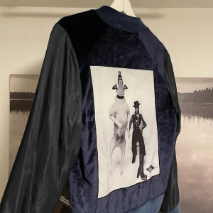 Limitato Jacka - En väldigt fin Limitato bomberjacka i nästan HELT nytt skick! Det är en strolek S men sitter mer som en XS!