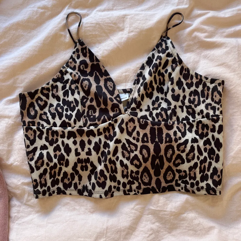 Leopard crop top från Gina. Storlek xl   Möts upp i Stockholm eller skickar, köparen står för frakt, inga returer . Toppar.