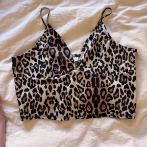 Leo topp - Leopard crop top från Gina. Storlek xl   Möts upp i Stockholm eller skickar, köparen står för frakt, inga returer 