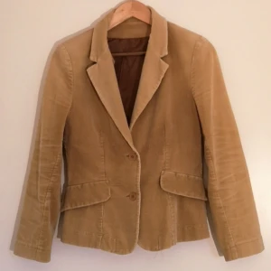 manchesterkavaj strl - Fin senapsgul kavaj i manchester. Står ingen storlek eller märke, skulle säga att den är S. Har fejkfickor. Var svårt att fånga färgen, men skulle säga att de 2 sista bilderna är närmast. 