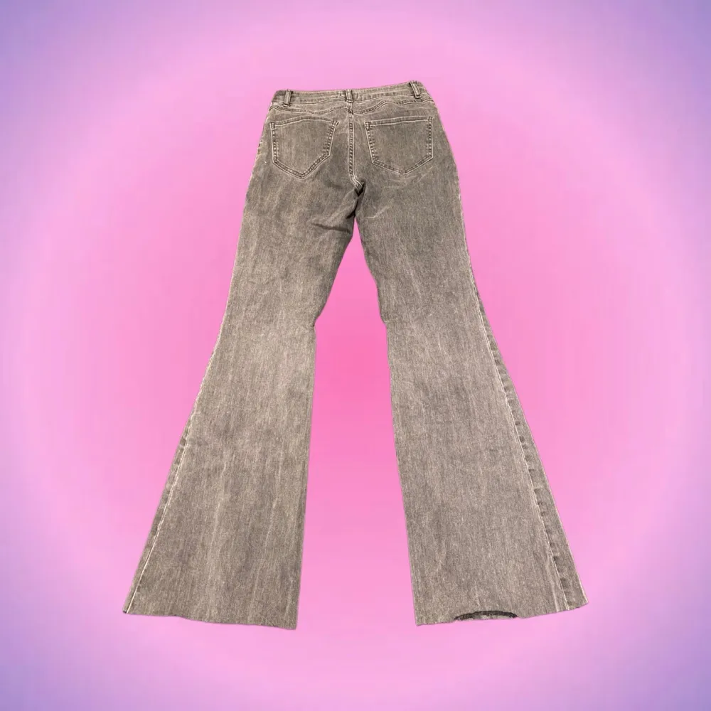 Så coola gråa jeans med snygga detaljer från nakd💃🏽💃🏽 De är lågmidjade/normalhöjd, midjemåttet är 36cm tvärs över (72 cm runt hela midjan) o innerbenslängden är 79cm! De är i mkt bra skick🙌🏼 ✨Priset kan diskuteras! Skriv privat vid intresse o frågor💖💋. Jeans & Byxor.