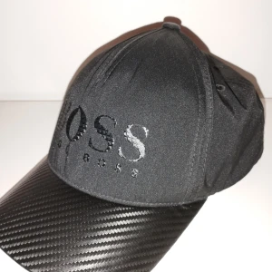 Hugo boss keps - Det är en speciell model som ej går att köpa i Hugo boss butiken eller hemsidan längre. Den är ny tvättad (rätt metod) och köptes i Hugo boss butiken. Anledningen till att jag säljer är för att jag behöver pengar. Pris kan diskuteras
