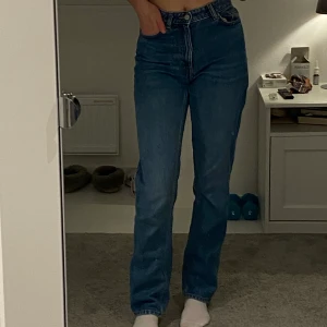 Jeans  - Jeans ifrån monki, säljes pga att de inte kommer till användning längre. I jättebra skick och väldigt bekväma, W26 L30💕🤍