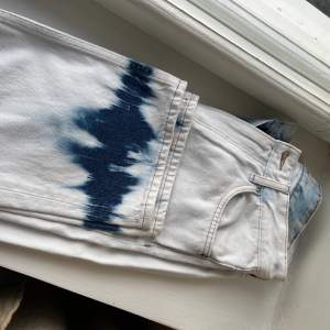 Ljusblå tvätt med mönster nedtill i mörklblå