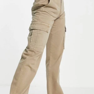 Cargo pants  - Ett par skit snygga cargo pants från stradivarius. Använda endast en gång säljs pga att de är lite för stora för min smak