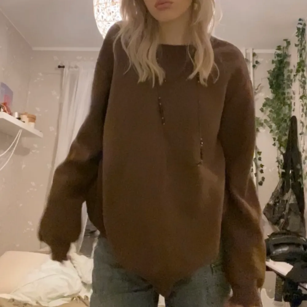 Brun sweatshirt från h&m, jätteskönt material och relativ varm. Säljer då jag inte använder den. Frakt: 66kr (spårbar) Strl L i herrstorlek, hyfsat ocersized för mig som bär S i toppar. Kontakta om du är intresserad eller har övriga frågor💕. Tröjor & Koftor.