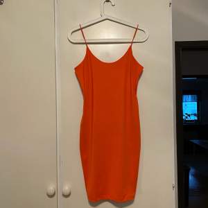 En orange klänning från BikBok i storlek S. Exakt samma modell som den gröna. Klänningen är även den använd vid ett tillfälle och har dessutom ett väldigt skönt material!