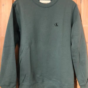 Calvin Klein Crewneck Storlek M - Bra skick! Mjuk på insidan, bra passform så väldigt bekväm. 
