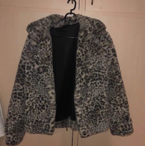 Pälsjacka - Fin pälsjacka med leopardmönster Jätteskön och mjukt material  Storlek S  Aldrig använd 
