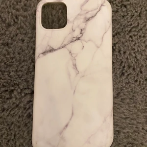 Mobilskal IPhone 11 - Mobilskal i marmor från SHEIN i mycket fint skick. Köpte för 30 säljer för 20+frakt