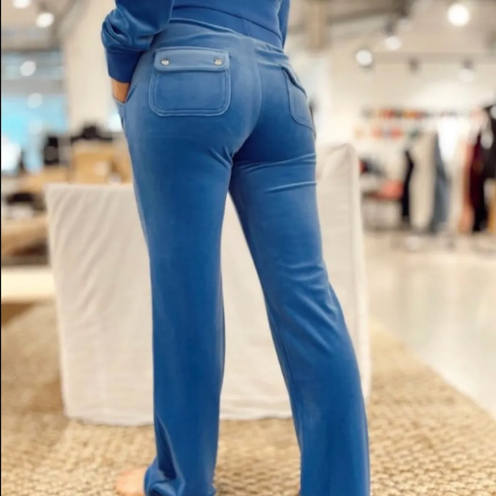 Hej, säljer ett par blåa juicy byxor i bra skick sälj billigt:) . Jeans & Byxor.