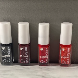 Nagellack  - Nagellack med färgerna röd, vinröd och svart med glitter. Köpte för 40kr säljer för 30+frakt