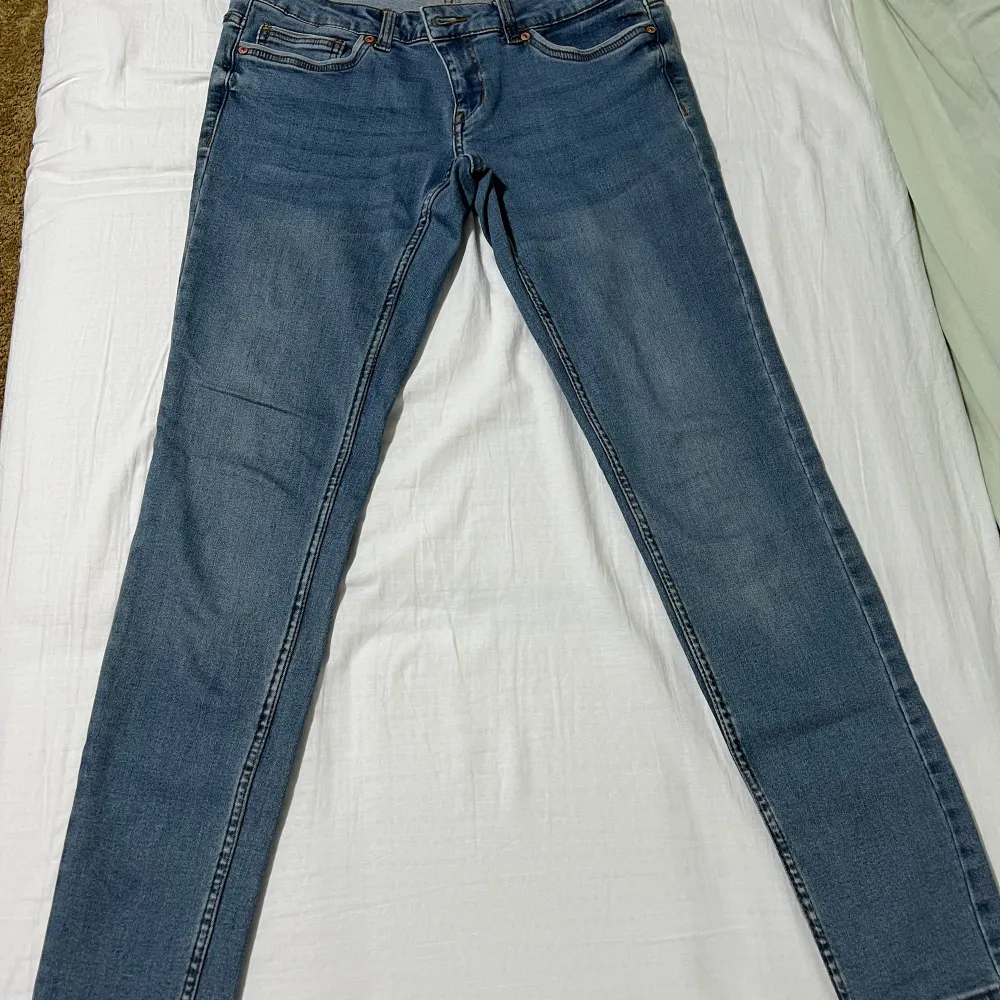 Jag säljer mina jeans eftersom jag gillar inte lågmidan den är knappt använt. Den är ljusblå.. Jeans & Byxor.
