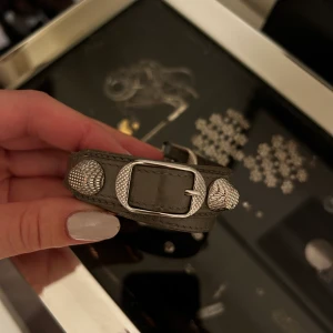 Balenciaga armand - Grå - Detta fina Balenciaga armbandet fick jag i present men har tyvärr inte fått så mycket användning av den, skicket är som nytt :)