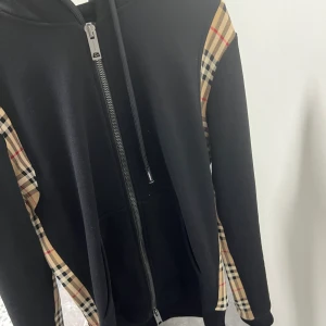 Burberry huvtröja med vintagerutig  - Storlek s passar m