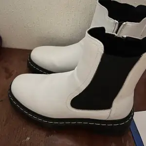 Vita boots endast använda ett par gånger helt rena