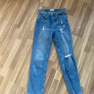 Jeans - Blåa, mom-och straight jeans från nakd. Fint skick.
