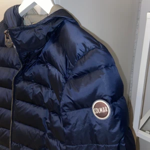 Colmar jacka st S/M - Säljer min mörk blåa colmar jacka i storlek S men som även passar M, har använt jackan ett par gånger men är i ett väldigt gott skick! Köpt för 5 799kr och säljer den för 2000kr priset kan självklart diskuteras :) hör av er vid intresse💞