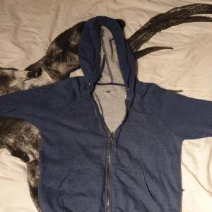 Hej säljer en Crocker zip hoodie den är i bra skick och den är i storlek S.
