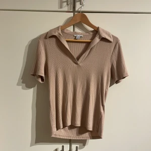 Ribbad tröja storlek XL - Färg beige, väldigt tajt modell. Väldigt oanvänd, bara haft den på mig 2 gånger. Priset går att diskuteras. Om du har frågor eller vill ha fler bilder så kan du skriva!🥰